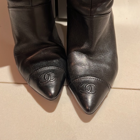 Stunning Chanel knee-high leather boots. - Picture 2 of 5
